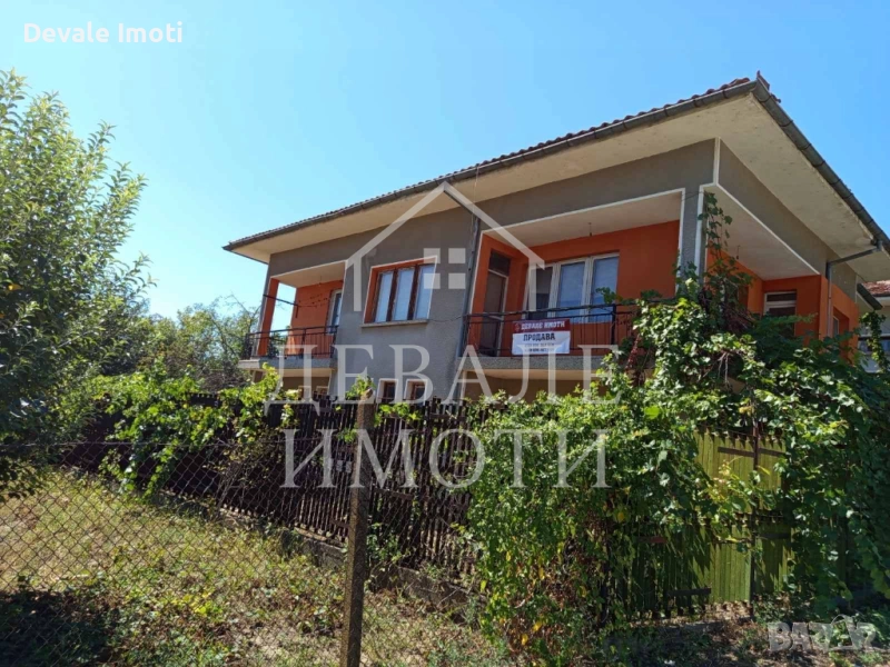 Продава се масивна двуетажна къща в центъра, снимка 1