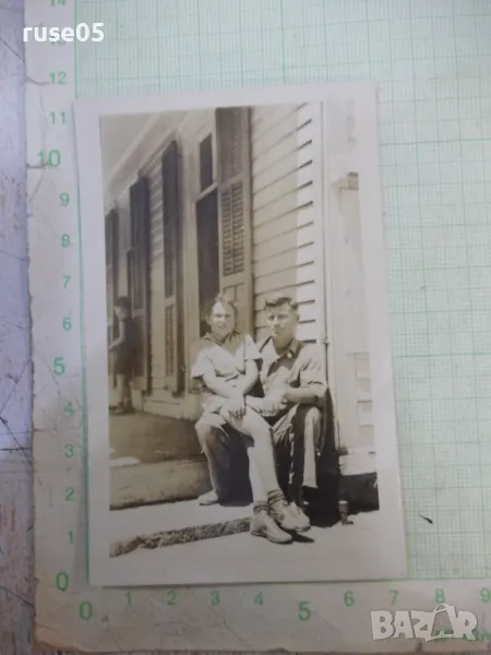 Снимка стара на българин с момиче пред къща в Америка, снимка 1