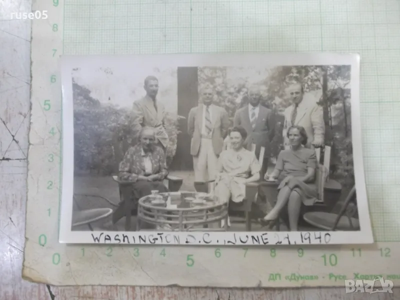 Снимка стара на три семейства на маса в градината, снимка 1