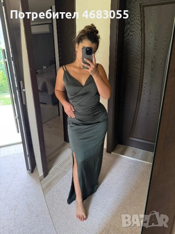 Елегантна сатенена рокля в маслиненозелено