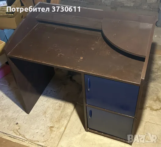 Дървено бюро с вратички