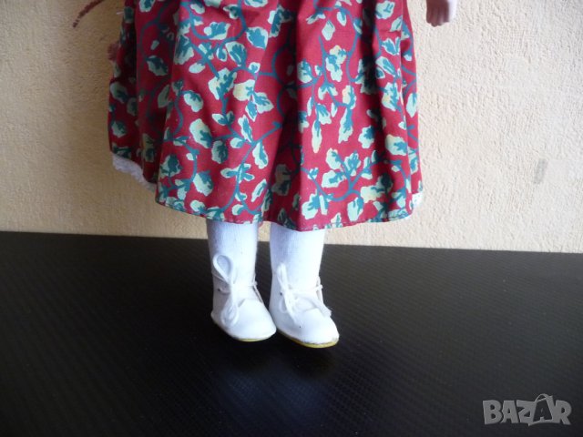 Порцеланова кукла с червена рокля на цветя готина, снимка 4 - Други ценни предмети - 21042503