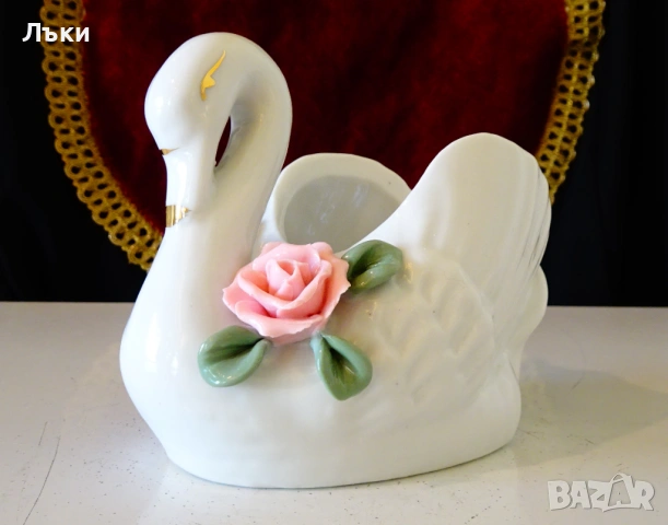 Лебед порцеланова фигура,бижутерка с рози,злато. 