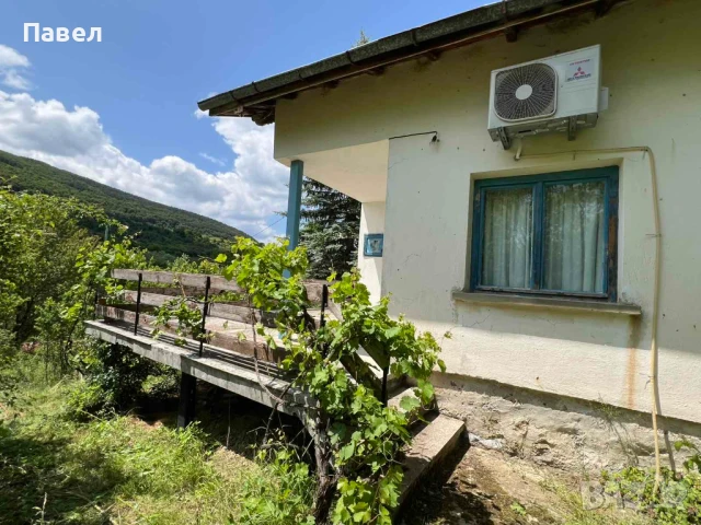 Продавам уютна вила с панорамна гледка в село Комщица, Годечко, на 78 км от София, снимка 15 - Вили - 50747166