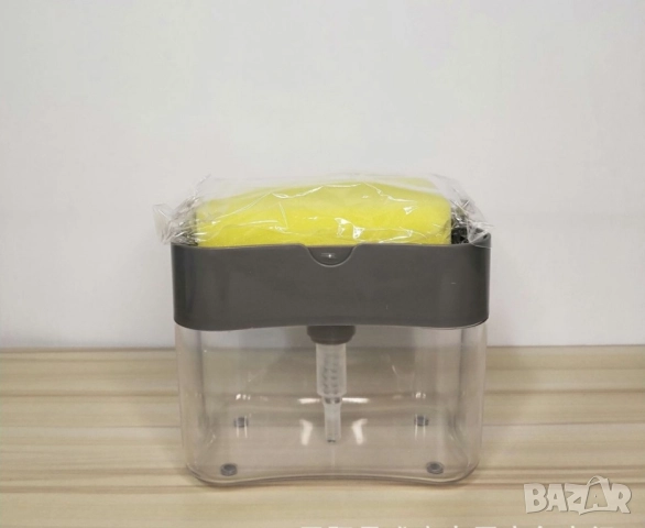 Контейнер-дозатор за течни препарати с почистваща гъба