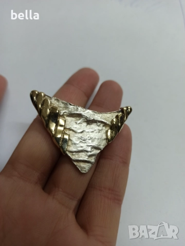 Сребърна брошка със позлатени елементи 925 маркировка  и две букви.Цена 150 лв, снимка 3 - Антикварни и старинни предмети - 52676258