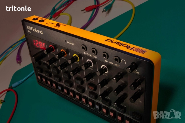 Roland Aira T-8 Beat Machine, снимка 3 - Синтезатори - 52591326