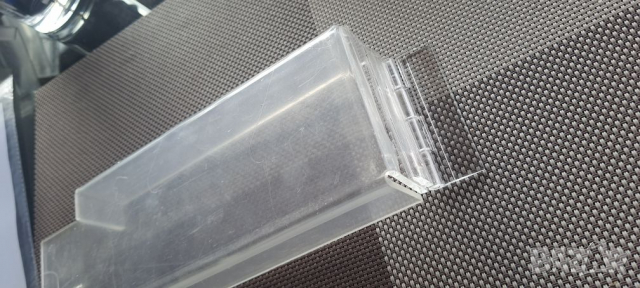 Капак за монетник за машина на самообслужване.