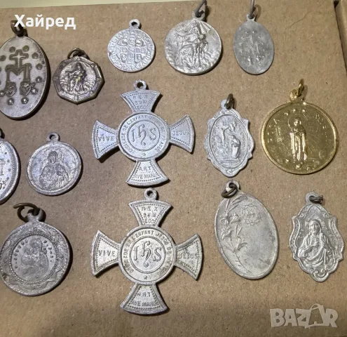 ГОЛЯМ ЛОТ СТАРИ РЕЛИГИОЗНИ МЕДАЛЬОНИ И ИКОНКИ – КАТОЛИЧЕСКИ, БОГОРОДИЦА, СВЕТЦИ, КРЪСТОВЕ, снимка 6 - Антикварни и старинни предмети - 55839053