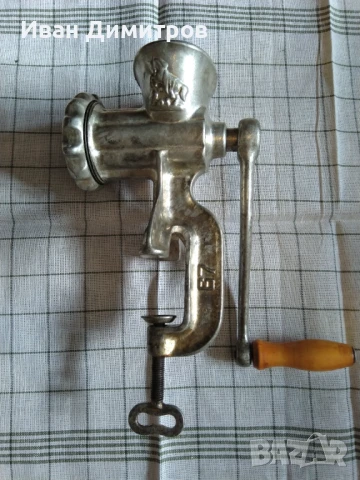 Работеща ръчна месомелачка., снимка 6 - Антикварни и старинни предмети - 50835996