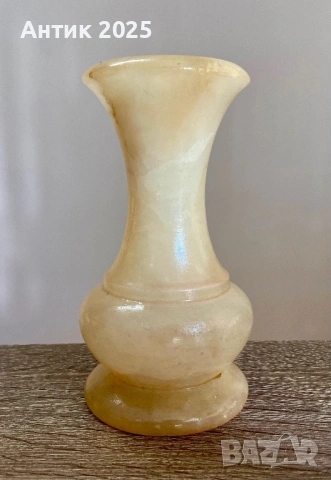 Декоративна ваза от камък (предположително мрамор/алабастър), винтидж