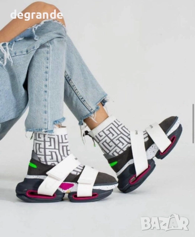 Дамски модел на Balmain