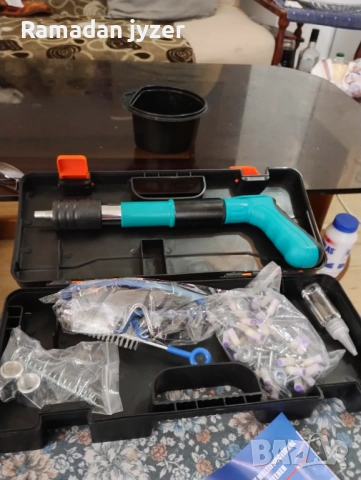 Продавам пистолет за пирони с резервни части и пирони , снимка 2 - Други инструменти - 53629460