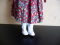 Порцеланова кукла с червена рокля на цветя готина, снимка 4