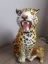 Красив голям порцеланов леопард с малкото си