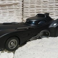 Batmobile - 1989 г. Мащаб 1:18  . Колата е чисто нова с LED светлини, снимка 7 - Колекции - 44404225