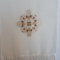 Ръчно бродиран копринен шал с български автентичен мотив, снимка 2 - Шалове - 41891709