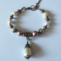 Нов модел перлена гривна с висулка бяла перла капка и красиви орнаменти в цвят бронз, снимка 2 - Гривни - 33891373