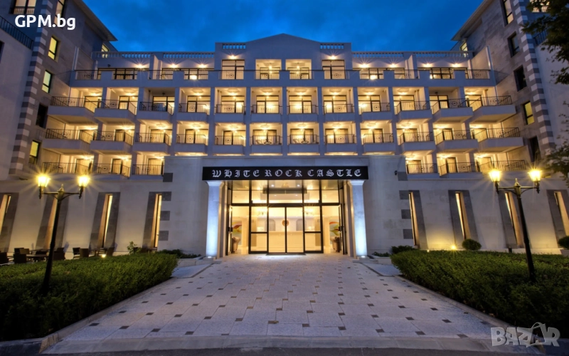 White Rock Castle Apartments - Pool & SPA, снимка 1