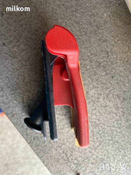 Червена ръчка за отваряне на преден капак за мерцедес ц класа w204 , снимка 1