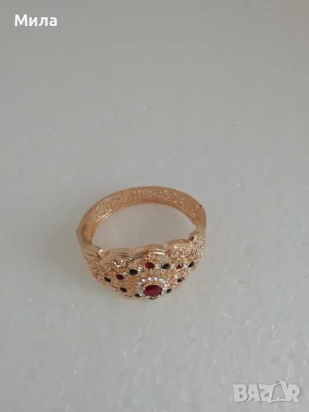 Дамска гривна, златиста с камъчета, снимка 1