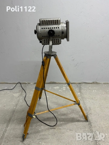 Винтидж индустриален прожектор на дървен статив, снимка 5 - Антикварни и старинни предмети - 53390560