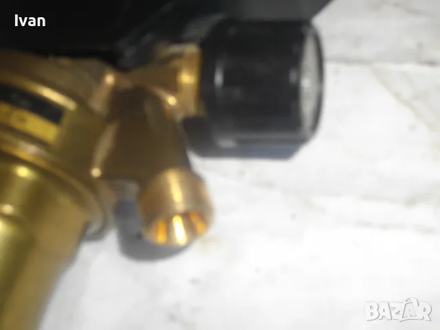 РЕДУЦИР ВЕНТИЛ за Ацетилен AGA Немски Професионален Почти Нов защитна гума на манометрите 0-40 bar, снимка 12 - Други инструменти - 47374647