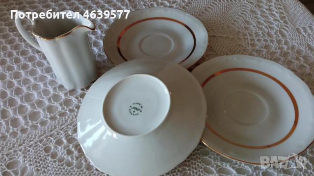 Три порцеланови, десертни чинийки + малка латиера