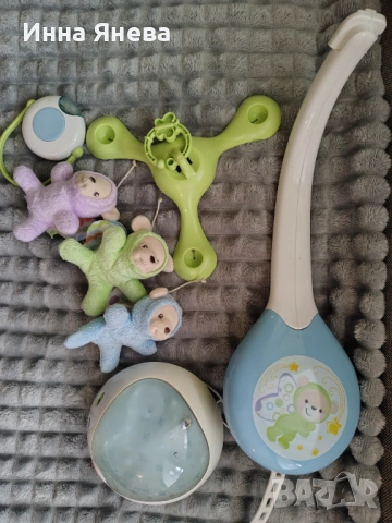 Подарявам бебешка въртележка Fisher Price над кошара и бебешки одеяла