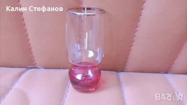 Ретро малки шотчета, калиево стъкло, червеникаво дъно, златен кант- 7 бр, снимка 6 - Антикварни и старинни предмети - 47945748