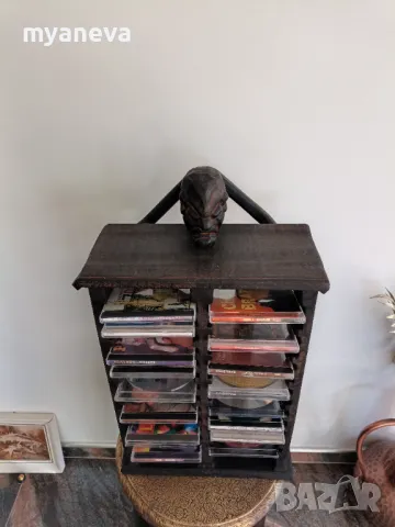 Шкаф за 26 бр. музикални дискове. Ръчно изработена дърворезба на шаман . , снимка 3 - Шкафове - 48854517