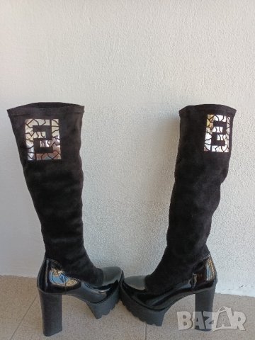 Дамски черни дълги ластични ботуши с висок ток и дебела подметка и лачена основа