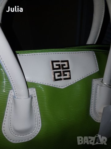 нова чанта на Живанши