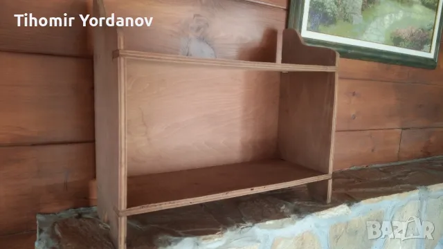 Стара дървена етажерка.