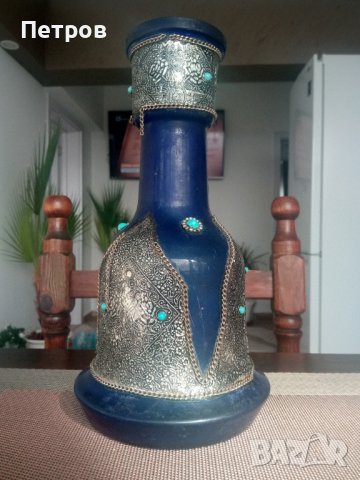 Продавам ваза от цветно стъкло.Украсена с обков., снимка 1