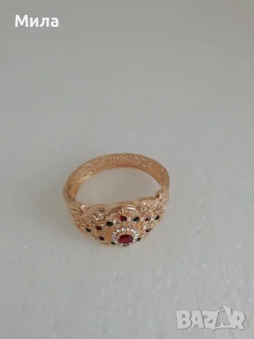 Дамска гривна, златиста с камъчета