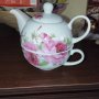 Продавам порцеланов чайник с чаша - декорация рози, снимка 1 - Сервизи - 42379473