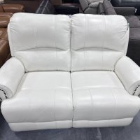 Бял кожен диван двойка с ръчен релаксиращ механизъм, снимка 1 - Дивани и мека мебел - 41376680