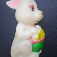 Гумено зайче с кошничка зеленчуци, снимка 2 - Дрънкалки и чесалки - 42293659