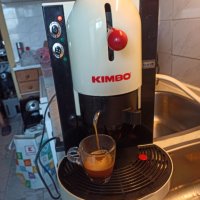 Кафемашина оригинална италианска Кимбо с капсули, работи отлично и прави хубаво кафе , снимка 2 - Кафемашини - 41709411