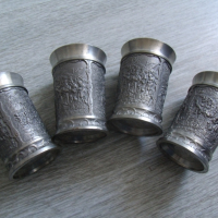 № 7452 комплект 4 броя стари малки метални чашки - REIN ZINN  - SKS design  - релефни орнаменти , снимка 1 - Други ценни предмети - 44922099