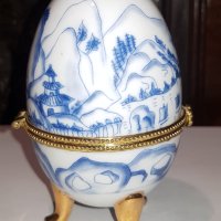 Порцеланово яйце в стил Феберже , снимка 4 - Антикварни и старинни предмети - 44304750
