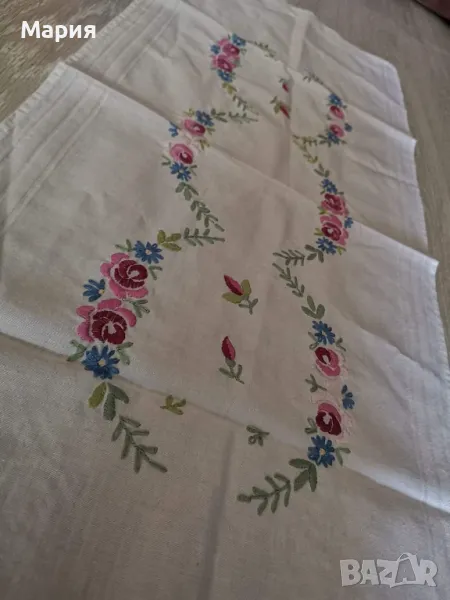 Покривка за маса тип тишлайфер с бродирани флорални мотиви, снимка 1