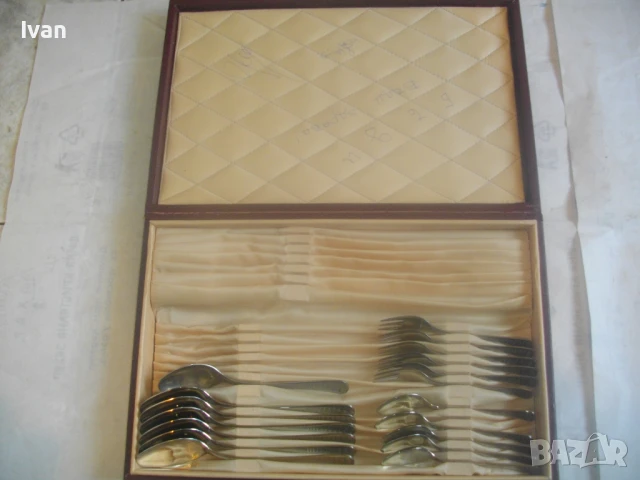 НОВ КОМПЛЕКТ ПЕРЛА 18 БРОЯ БЪЛГАРСКИ СОЦ ВИНТИДЖ 1970-ТЕ ГОДИНИ ПРИБОРИ ЗА ХРАНЕНЕ КОЖЕН КУФАР ЛУКС, снимка 8 - Прибори за хранене, готвене и сервиране - 50991960