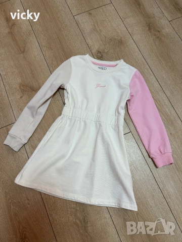 Детска памучна рокля Guess, размер 105-112см , снимка 3 - Детски рокли и поли - 53156894