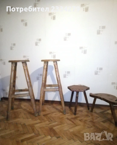 Стари дървени столове, ръчна изработка от различни държави. 