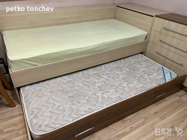 Продавам двойно легло тип сандвич с матраци вградена ракла и шкаф , снимка 4 - Спални и легла - 53088042