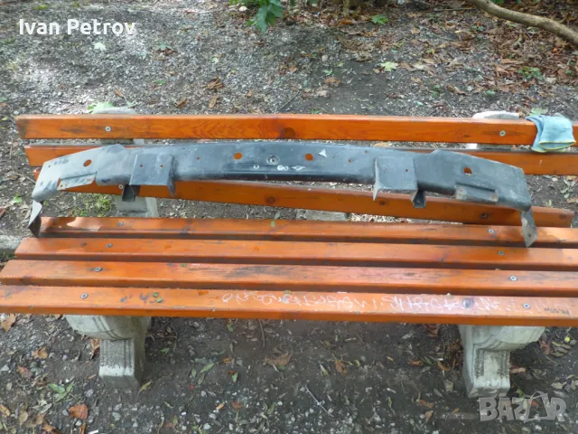 Металната част на предната броня на Land Rover Discovery-II