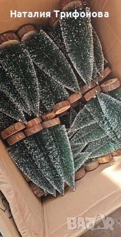 Миниатюрна декоративна изкуствена елха с поставка от дървено пънче, 30 см височина, снимка 6 - Декорация за дома - 52086116