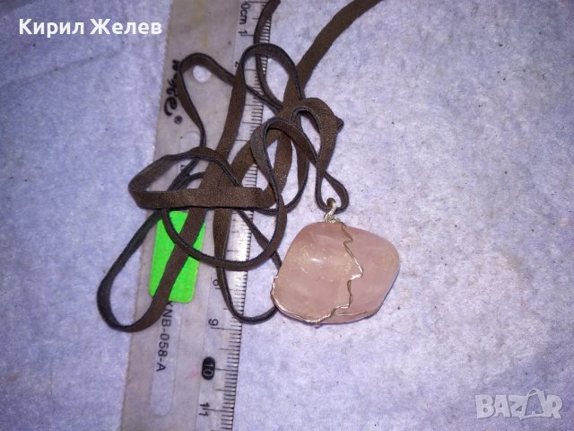 КРАСИВ ВИНТИДЖ - АРТ МЕДАЛЬОН НАТУРАЛЕН КАМЪК РОЗОВ ПЛАНИНСКИ КВАРЦ КРИСТАЛ с ШНУРЧЕ от ВЕЛУР 13712, снимка 3 - Колиета, медальони, синджири - 41483690